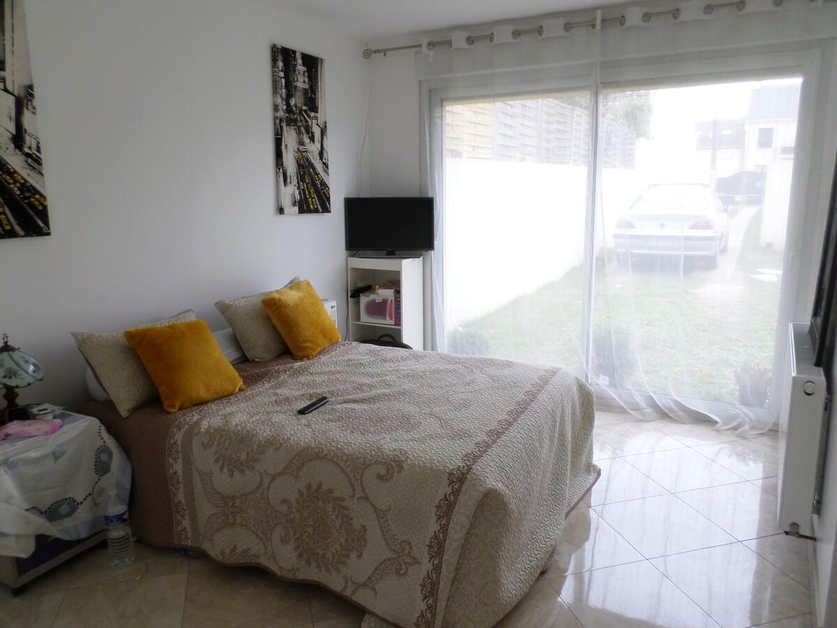 Chambre avant home staging, sans personnalité