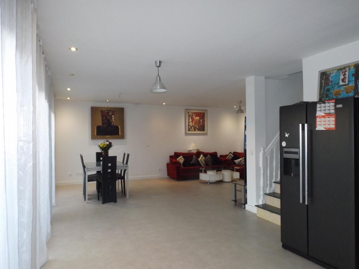 Salle à manger et séjour avant home staging, espace neutre à valoriser