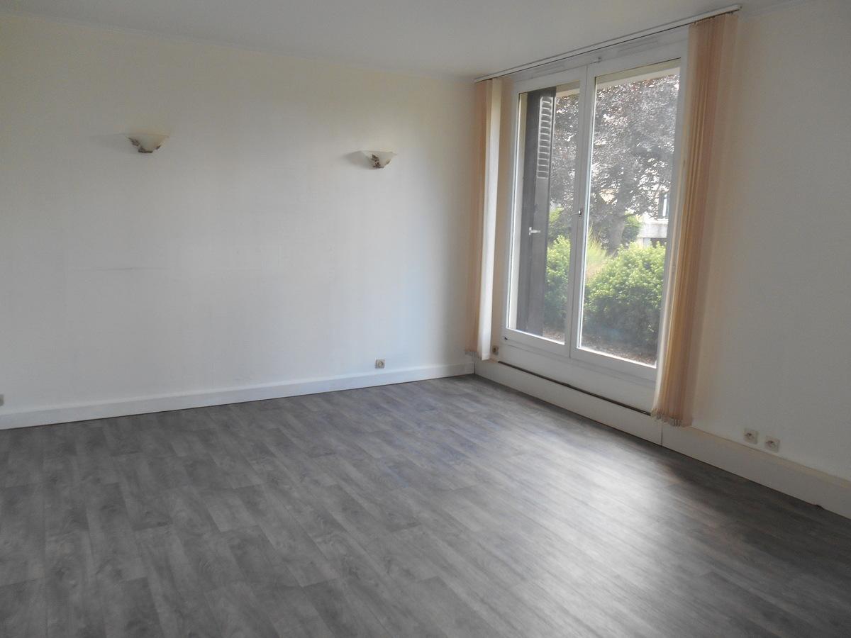 Salon avant home staging, espace vide à réaménager